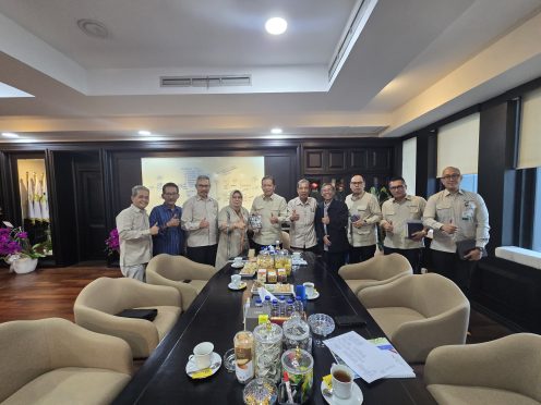 IKPRI Serahkan Buku Baru tentang Prof Sumitro Djojohadikusumo kepada Menteri Koperasi